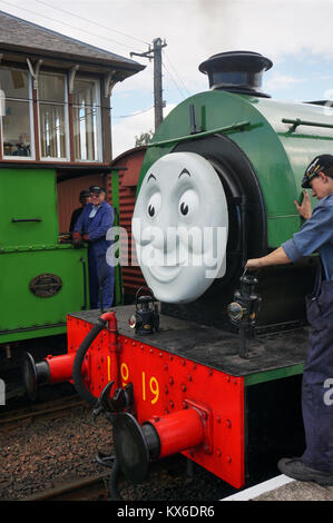 I lavoratori del settore ferroviario su una verde motore a vapore come parte di un Amici Thomas e mostrare in Bo'ness, Scozia Foto Stock