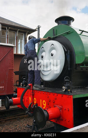 I lavoratori del settore ferroviario su una verde motore a vapore come parte di un Amici Thomas e mostrare in Bo'ness, Scozia Foto Stock