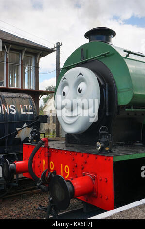 Green motore a vapore come parte di un Amici Thomas e mostrare in Bo'ness, Scozia Foto Stock