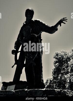 Creepy cercando statua di bronzo di un pescatore a Mooloolaba, Sunshine Coast, Queensland, Australia Foto Stock