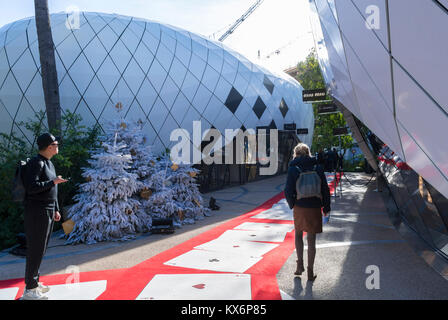 Il Principato di Monaco e Monte Carlo, Les Pavillons, negozi di lusso, Shopping Center, turisti cinesi in visita a Balenciaga Store, Foto Stock