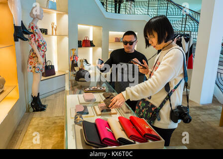 Monaco, Monte Carlo, Les Pavillions, LVMH, Negozi di lusso, Chinese tourists Shopping Inside Centre, etichette di modalità Foto Stock