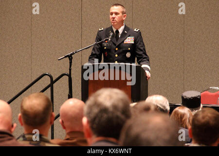 Un 'affitto i nostri eroi' fiera del lavoro si è svolta il 17 aprile presso il Salt Palace Convention Center. La fiera è uno di una serie di eventi a asssist veterani militari e i coniugi per ottenere un lavoro o aggiornare la loro attuale situazione di lavoro. Foto Stock