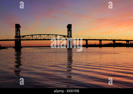 Cape Fear Memorial bridge al tramonto, Wilmington, Carolina del Nord Foto Stock