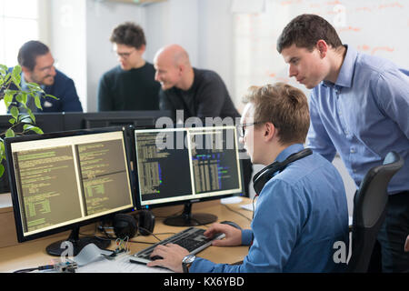 Startup business, sviluppatore software funzionante sul computer desktop. Foto Stock
