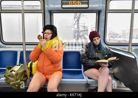 Chicago, Stati Uniti d'America. Il 7 gennaio 2018. I partecipanti prendono parte all'annuale "No Pants Subway Ride', un evento divertente luogo sia a Chicago e in tutto il mondo, dove la gente ride la metropolitana e non indossa pantaloni. Con Chicago sperimentando un freddo estremo snap attualmente le basse temperature effettuata prendendo parte a cavallo del CTA alla metropolitana più impegnativi. Credito: Stephen Chung / Alamy Live News Foto Stock