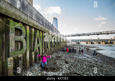 Londra, Regno Unito. Il 7 gennaio, 2018. Mudlarking sul Fiume Tamigi a Bankside. Credito: Guy Corbishley/Alamy Live News Foto Stock