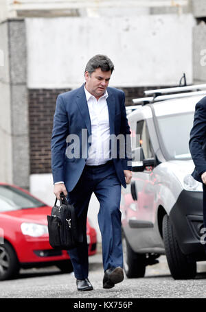 Brighton, Regno Unito. 8 Gen, 2018. Dominic Chappell ex proprietario di BHS arriva a Brighton magistrati Corte oggi dove ha supplicato non colpevole a tre tasse in relazione a non produrre documenti richiesti dal regolatore di pensioni.La Brighton pensioni base regolatore è di perseguire il signor Chappell per mancanza di conformità con tre comunicazioni ai sensi della legge sulle pensioni 2004. Credito: Simon Dack/Alamy Live News Foto Stock