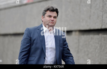 Brighton, Regno Unito. 8 Gen, 2018. Dominic Chappell ex proprietario di BHS arriva a Brighton magistrati Corte oggi dove ha supplicato non colpevole a tre tasse in relazione a non produrre documenti richiesti dal regolatore di pensioni.La Brighton pensioni base regolatore è di perseguire il signor Chappell per mancanza di conformità con tre comunicazioni ai sensi della legge sulle pensioni 2004. Credito: Simon Dack/Alamy Live News Foto Stock