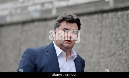 Brighton, Regno Unito. 8 Gen, 2018. Dominic Chappell ex proprietario di BHS arriva a Brighton magistrati Corte oggi dove ha supplicato non colpevole a tre tasse in relazione a non produrre documenti richiesti dal regolatore di pensioni.La Brighton pensioni base regolatore è di perseguire il signor Chappell per mancanza di conformità con tre comunicazioni ai sensi della legge sulle pensioni 2004. Credito: Simon Dack/Alamy Live News Foto Stock