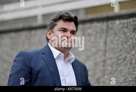 Brighton, Regno Unito. 8 Gen, 2018. Dominic Chappell ex proprietario di BHS arriva a Brighton magistrati Corte oggi dove ha supplicato non colpevole a tre tasse in relazione a non produrre documenti richiesti dal regolatore di pensioni.La Brighton pensioni base regolatore è di perseguire il signor Chappell per mancanza di conformità con tre comunicazioni ai sensi della legge sulle pensioni 2004. Credito: Simon Dack/Alamy Live News Foto Stock