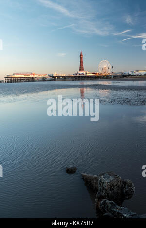 Blackpool, Regno Unito. 8 Jan 2018. notizie meteo. A cracking per iniziare la giornata in Blackpool. Dopo il gelido inizio sembra essere un freddo ma luminoso giorno per il resort. Credito: Gary Telford/Alamy Live News Foto Stock