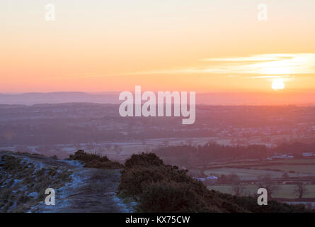 Flintshire, Wales, Regno Unito. 8 Gen, 2018. Meteo REGNO UNITO: Un'altra notte chiara per molti e ancora una volta diffusa delle temperature di congelamento. Un paesaggio congelate su Flintshire dalla posizione elevata di Moel-y-Gaer Iron Age Hillfort sulla montagna Halkyn, Flintshire come il sole sorge sull'orizzonte Credito: DGDImages/Alamy Live News Foto Stock