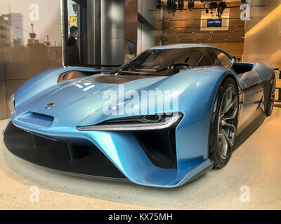 Shanghai, Shanghai, Cina. 8 Gen, 2018. .La supercar elettrica Nio EP9 può essere visto in un centro commerciale per lo shopping di Shanghai, Gennaio 8th, 2018. Credito: SIPA Asia/ZUMA filo/Alamy Live News Foto Stock