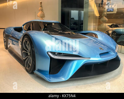 Shanghai, Shanghai, Cina. 8 Gen, 2018. .La supercar elettrica Nio EP9 può essere visto in un centro commerciale per lo shopping di Shanghai, Gennaio 8th, 2018. Credito: SIPA Asia/ZUMA filo/Alamy Live News Foto Stock