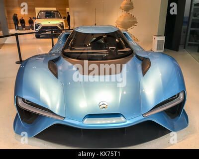 Shanghai, Shanghai, Cina. 8 Gen, 2018. .La supercar elettrica Nio EP9 può essere visto in un centro commerciale per lo shopping di Shanghai, Gennaio 8th, 2018. Credito: SIPA Asia/ZUMA filo/Alamy Live News Foto Stock