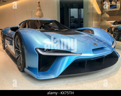 Shanghai, Shanghai, Cina. 8 Gen, 2018. .La supercar elettrica Nio EP9 può essere visto in un centro commerciale per lo shopping di Shanghai, Gennaio 8th, 2018. Credito: SIPA Asia/ZUMA filo/Alamy Live News Foto Stock