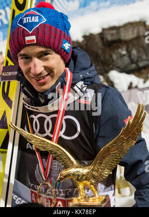 Bischofshofen, Austria. 06 gen 2018. Della Polonia Kamil Stoch celebra la vittoria al Torneo delle quattro colline con il suo trofeo in Bischofshofen, Austria, 06 gennaio 2018. Stoch ha vinto in Bischofshofen e così tutti e quattro i salti del Torneo delle quattro colline. Credito: Daniel Karmann/dpa/Alamy Live News Foto Stock