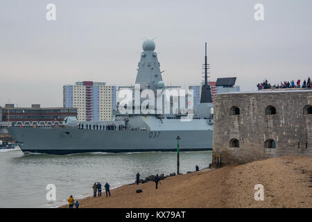 Portsmouth, Regno Unito. 8 Gen, 2018. Il tipo 45 cacciatorpediniere HMS Duncan, lascia il Portsmouth in una fredda e grigia giornata di gennaio per le operazioni della NATO. Credito: Neil Watkin/Alamy Live News Foto Stock