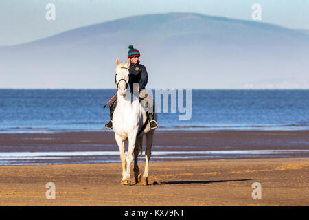 Cavallo Cavaliere, Spiaggia di Cleveleys Lancashire. 8 gennaio 2018. Regno Unito Meteo. Deborah Simmonds mette il suo amato Cavallo, 4 anno vecchio 'Scooby' attraverso i suoi passi come egli trot attraverso la marea entrante nel glorioso sole invernale lungo le rive di Cleveleys beach in Lancashire. Credito: Cernan Elias/Alamy Live News Foto Stock