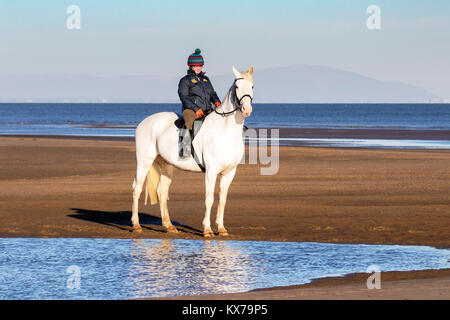 Cavallo Cavaliere, Spiaggia di Cleveleys Lancashire. 8 gennaio 2018. Regno Unito Meteo. Deborah Simmonds mette il suo amato Cavallo, 4 anno vecchio 'Scooby' attraverso i suoi passi come egli trot attraverso la marea entrante nel glorioso sole invernale lungo le rive di Cleveleys beach in Lancashire. Credito: Cernan Elias/Alamy Live News Foto Stock