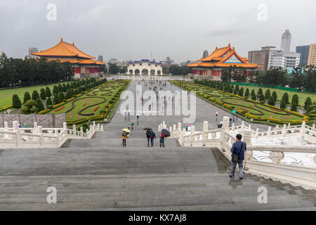 Taipei, Taiwan. 8 Gen, 2018. I turisti a sfidare la pioggia per visitare Liberty Square e Chiang Kai-shek Memorial Hall di Taipei. Parti di Taipei hanno ricevuto 280 mm di pioggia caduta negli ultimi due giorni di pioggia costante. Credito: Perry Svensson/Alamy Live News Foto Stock