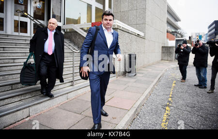 Brighton, Regno Unito. 8 Gen, 2018. Dominic Chappell ex proprietario di BHS lascia Brighton magistrati Corte oggi a mezzogiorno dove egli è rispondere alle tasse in relazione a non produrre documenti richiesti dal regolatore di pensioni.La Brighton pensioni base regolatore è di perseguire il signor Chappell per mancanza di conformità con tre comunicazioni ai sensi della legge sulle pensioni 2004. Credito: Simon Dack/Alamy Live News Foto Stock