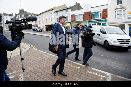 Brighton, Regno Unito. 8 Gen, 2018. Dominic Chappell ex proprietario di BHS lascia Brighton magistrati Corte oggi a mezzogiorno dove egli è rispondere alle tasse in relazione a non produrre documenti richiesti dal regolatore di pensioni.La Brighton pensioni base regolatore è di perseguire il signor Chappell per mancanza di conformità con tre comunicazioni ai sensi della legge sulle pensioni 2004. Credito: Simon Dack/Alamy Live News Foto Stock