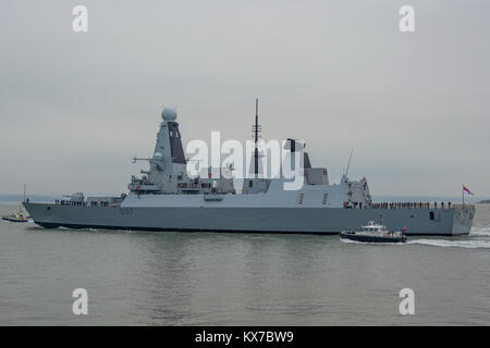 Portsmouth, Regno Unito. 8 Gen, 2018. Il tipo 45 cacciatorpediniere HMS Duncan, lascia il Portsmouth in una fredda e grigia giornata di gennaio per le operazioni della NATO. Credito: Neil Watkin/Alamy Live News Foto Stock