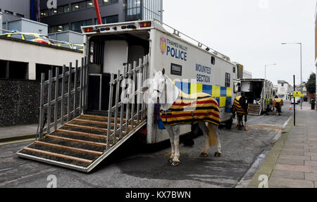 Brighton, Regno Unito. 8 Gen, 2018. I cavalli della polizia da Thames Valley vigore al retro del Brighton stazione di polizia essendo predisposta per il controllo della folla a dazi tonights FA Cup partita di calcio tra Brighton e Hove Albion e Crystal Palace Credito: Simon Dack/Alamy Live News Foto Stock