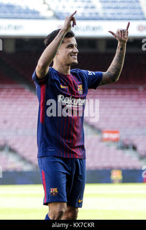 Barcellona il nuovo firma il brasiliano Philippe Coutinho comporta per i media, durante la sua presentazione ufficiale allo stadio Camp Nou a Barcellona, Spagna, lunedì 8 gennaio, 2018. Foto Stock