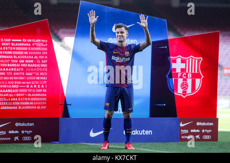 Barcellona il nuovo firma il brasiliano Philippe Coutinho comporta per i media, durante la sua presentazione ufficiale allo stadio Camp Nou a Barcellona, Spagna, lunedì 8 gennaio, 2018. Foto Stock