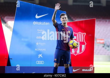 Barcellona il nuovo firma il brasiliano Philippe Coutinho comporta per i media, durante la sua presentazione ufficiale allo stadio Camp Nou a Barcellona, Spagna, lunedì 8 gennaio, 2018. Foto Stock