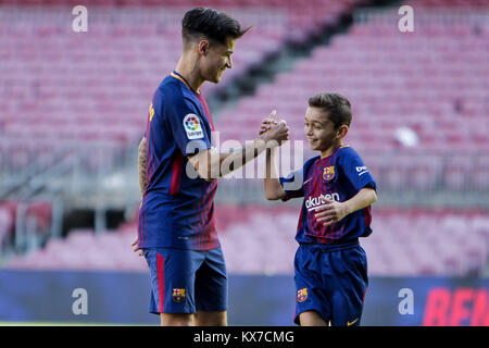 Barcellona il nuovo firma il brasiliano Philippe Coutinho comporta per i media, durante la sua presentazione ufficiale allo stadio Camp Nou a Barcellona, Spagna, lunedì 8 gennaio, 2018. Foto Stock