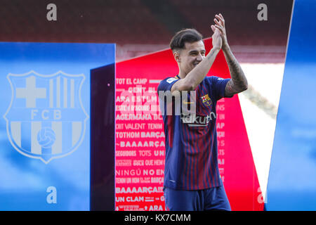 Barcellona il nuovo firma il brasiliano Philippe Coutinho comporta per i media, durante la sua presentazione ufficiale allo stadio Camp Nou a Barcellona, Spagna, lunedì 8 gennaio, 2018. Foto Stock