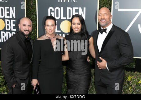 Los Angeles, Stati Uniti d'America. 08 gen 2018. Dave Rienzi (L-R), produttore Dany Garcia, 2018 Golden Globe Ambasciatore Simone Garcia Johnson e Dwayne Johnson frequentare il settantacinquesimo Annuale di Golden Globe Awards, Golden Globes, presso l'Hotel Beverly Hilton di Beverly Hills, Los Angeles, Stati Uniti d'America, il 07 gennaio 2018. - Nessun filo servizio- Credito: Hubert Boesl/dpa/Alamy Live News Foto Stock