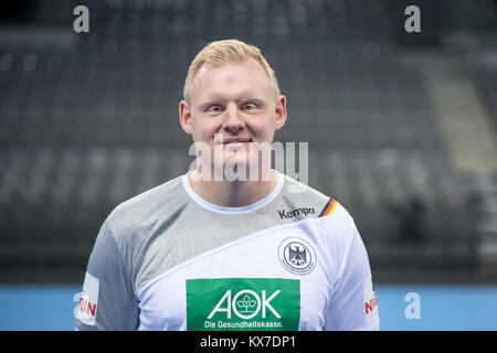 Stuttgart, Germania. 4 gennaio, 2018. Patrick Wiencek, giocatore della tedesca di handball team nazionale, guarda verso la fotocamera durante un team della conferenza stampa a Stoccarda, Germania, 4 gennaio 2018. Credito: Sebastian Gollnow/dpa/Alamy Live News Foto Stock