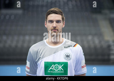 Stuttgart, Germania. 4 gennaio, 2018. Hendrik Pekeler, giocatore della tedesca di handball team nazionale, guarda verso la fotocamera durante un team della conferenza stampa a Stoccarda, Germania, 4 gennaio 2018. Credito: Sebastian Gollnow/dpa/Alamy Live News Foto Stock