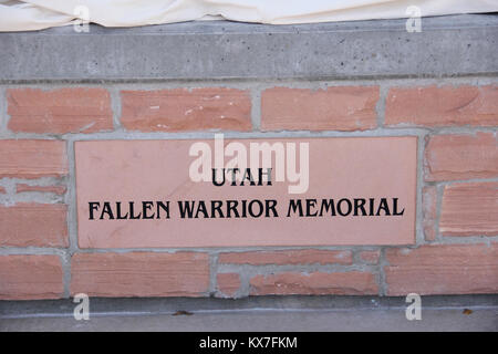 Foto di: Capt. Ryan Sutherland Fort Douglas, Utah - Brig. Gen. Dallen Atack e membri dell'Utah Guardia Nazionale della 23esima banda armata ha partecipato in Utah guerriero caduto Memorial detenute ott. 21, 2013 a Fort Douglas Museo Militare. Foto Stock