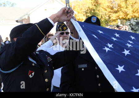 Foto di: Capt. Ryan Sutherland Fort Douglas, Utah - Brig. Gen. Dallen Atack e membri dell'Utah Guardia Nazionale della 23esima banda armata ha partecipato in Utah guerriero caduto Memorial detenute ott. 21, 2013 a Fort Douglas Museo Militare. Foto Stock