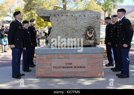 Foto di: Capt. Ryan Sutherland Fort Douglas, Utah - Brig. Gen. Dallen Atack e membri dell'Utah Guardia Nazionale della 23esima banda armata ha partecipato in Utah guerriero caduto Memorial detenute ott. 21, 2013 a Fort Douglas Museo Militare. Foto Stock