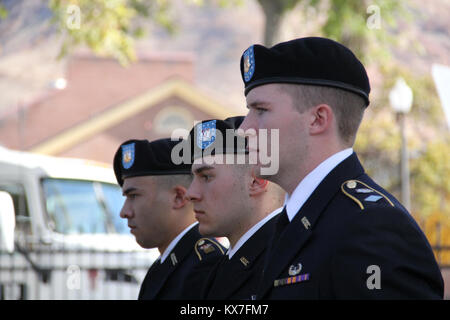 Foto di: Capt. Ryan Sutherland Fort Douglas, Utah - Brig. Gen. Dallen Atack e membri dell'Utah Guardia Nazionale della 23esima banda armata ha partecipato in Utah guerriero caduto Memorial detenute ott. 21, 2013 a Fort Douglas Museo Militare. Foto Stock