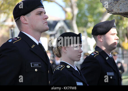 Foto di: Capt. Ryan Sutherland Fort Douglas, Utah - Brig. Gen. Dallen Atack e membri dell'Utah Guardia Nazionale della 23esima banda armata ha partecipato in Utah guerriero caduto Memorial detenute ott. 21, 2013 a Fort Douglas Museo Militare. Foto Stock