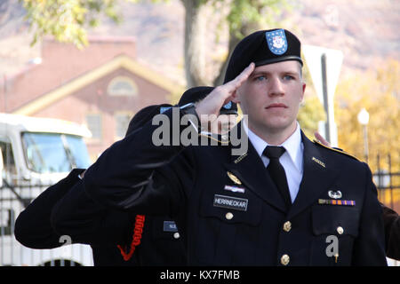 Foto di: Capt. Ryan Sutherland Fort Douglas, Utah - Brig. Gen. Dallen Atack e membri dell'Utah Guardia Nazionale della 23esima banda armata ha partecipato in Utah guerriero caduto Memorial detenute ott. 21, 2013 a Fort Douglas Museo Militare. Foto Stock