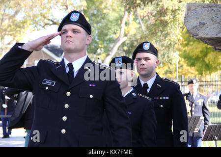 Foto di: Capt. Ryan Sutherland Fort Douglas, Utah - Brig. Gen. Dallen Atack e membri dell'Utah Guardia Nazionale della 23esima banda armata ha partecipato in Utah guerriero caduto Memorial detenute ott. 21, 2013 a Fort Douglas Museo Militare. Foto Stock