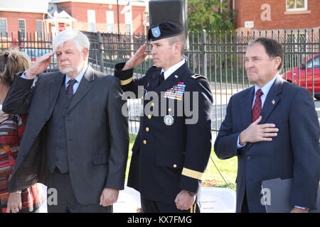 Foto di: Capt. Ryan Sutherland Fort Douglas, Utah - Brig. Gen. Dallen Atack e membri dell'Utah Guardia Nazionale della 23esima banda armata ha partecipato in Utah guerriero caduto Memorial detenute ott. 21, 2013 a Fort Douglas Museo Militare. Foto Stock