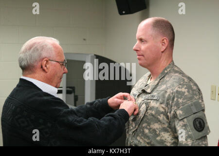 US Army National Guard awards e promozione cerimonia di presentazione con la famiglia e gli amici come ospiti. Foto Stock
