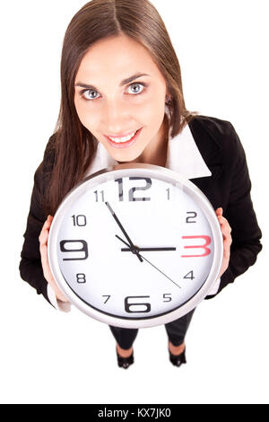 Imprenditrice nel soddisfare tenendo un orologio e che indica il tempo, isolato su bianco Foto Stock