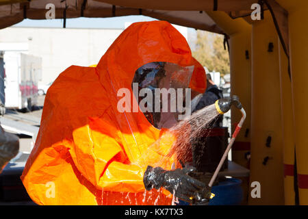 Il personale Sgt. Butch Weaver dell'ottantatreesimo civile il Team di supporto, le armi di distruzione di massa, Montana Guardia nazionale, passa attraverso il processo di decontaminazione dopo contenente una simulazione di cloro perdita di gas. Le fughe di gas e il deragliamento del treno sono state simulate catastrofi durante la vigile protezione Utah 2014. (U.S. Esercito foto di Sgt. Christopher Lennox/rilasciato) Foto Stock