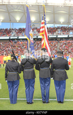 Cpt. Brett Anderson e Staff Sgt. Robert Kelley furono onorati al reale partita di calcio il 1 maggio 2015 come 'eroi fra noi durante la Utah Guardia Nazionale evento sponsorizzato. Foto Stock